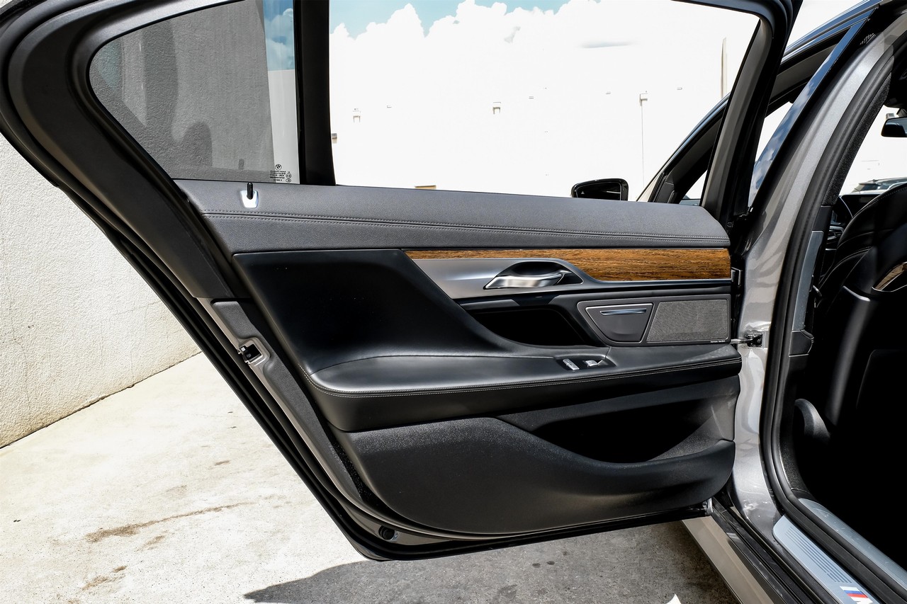 BMW 750i xDrive Vehicle Main Gallery Image 43