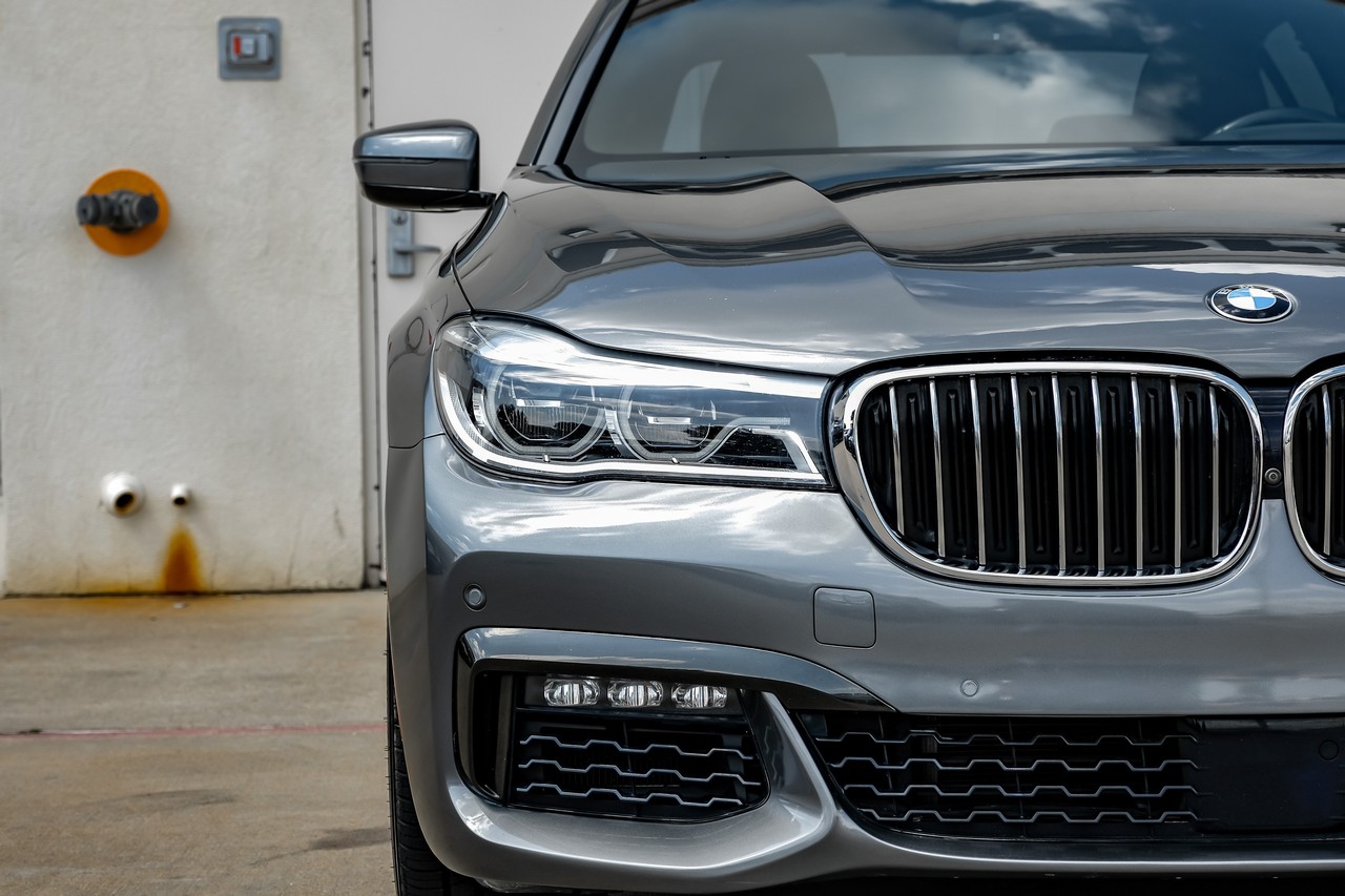 BMW 750i xDrive Vehicle Main Gallery Image 44