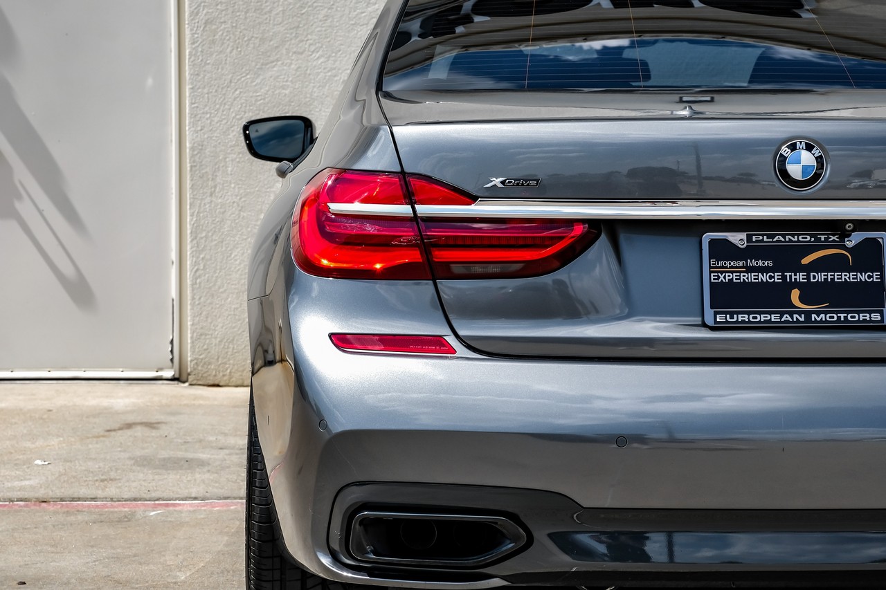 BMW 750i xDrive Vehicle Main Gallery Image 45