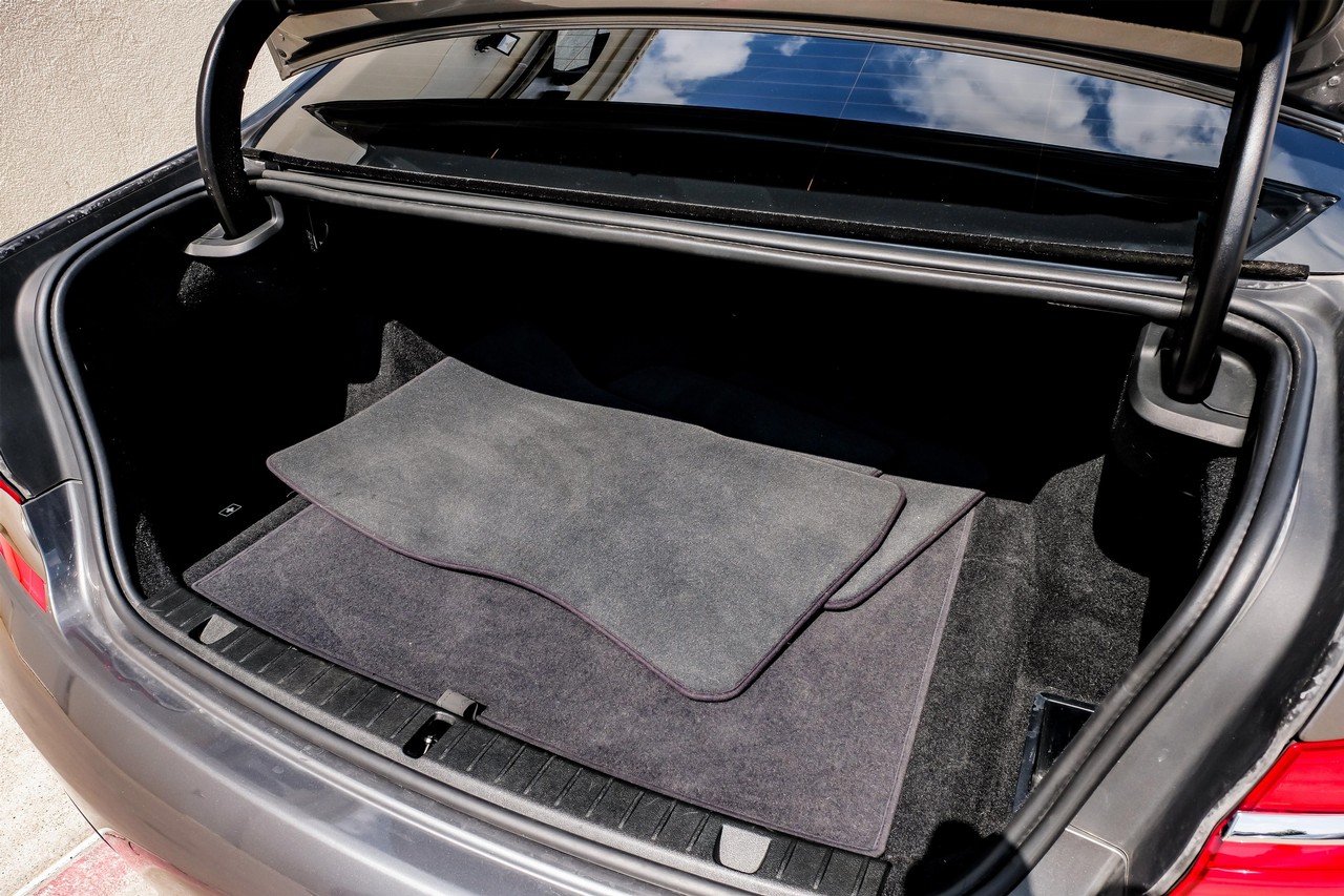 BMW 750i xDrive Vehicle Main Gallery Image 46
