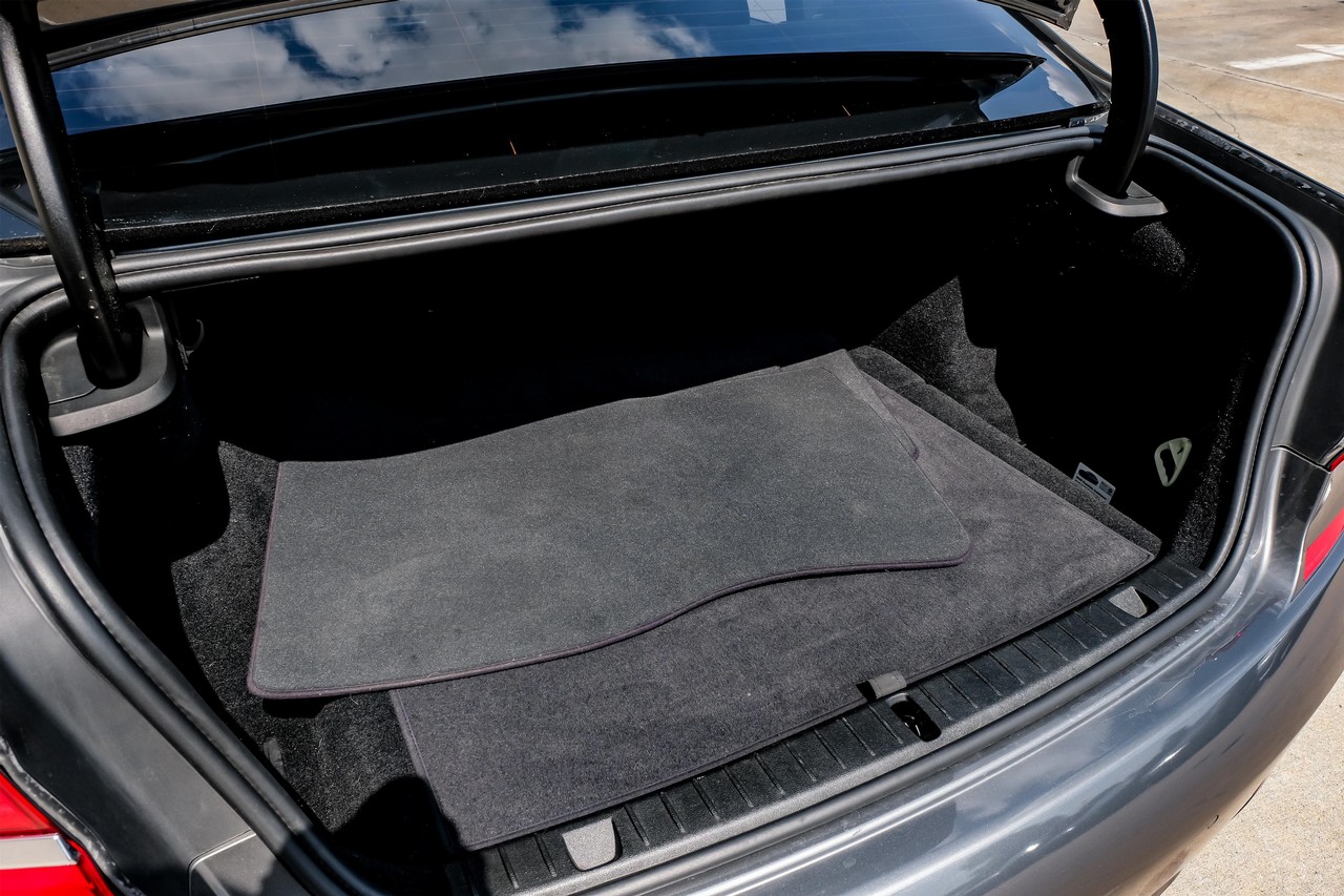 BMW 750i xDrive Vehicle Main Gallery Image 47