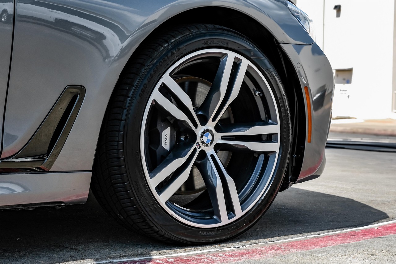 BMW 750i xDrive Vehicle Main Gallery Image 49