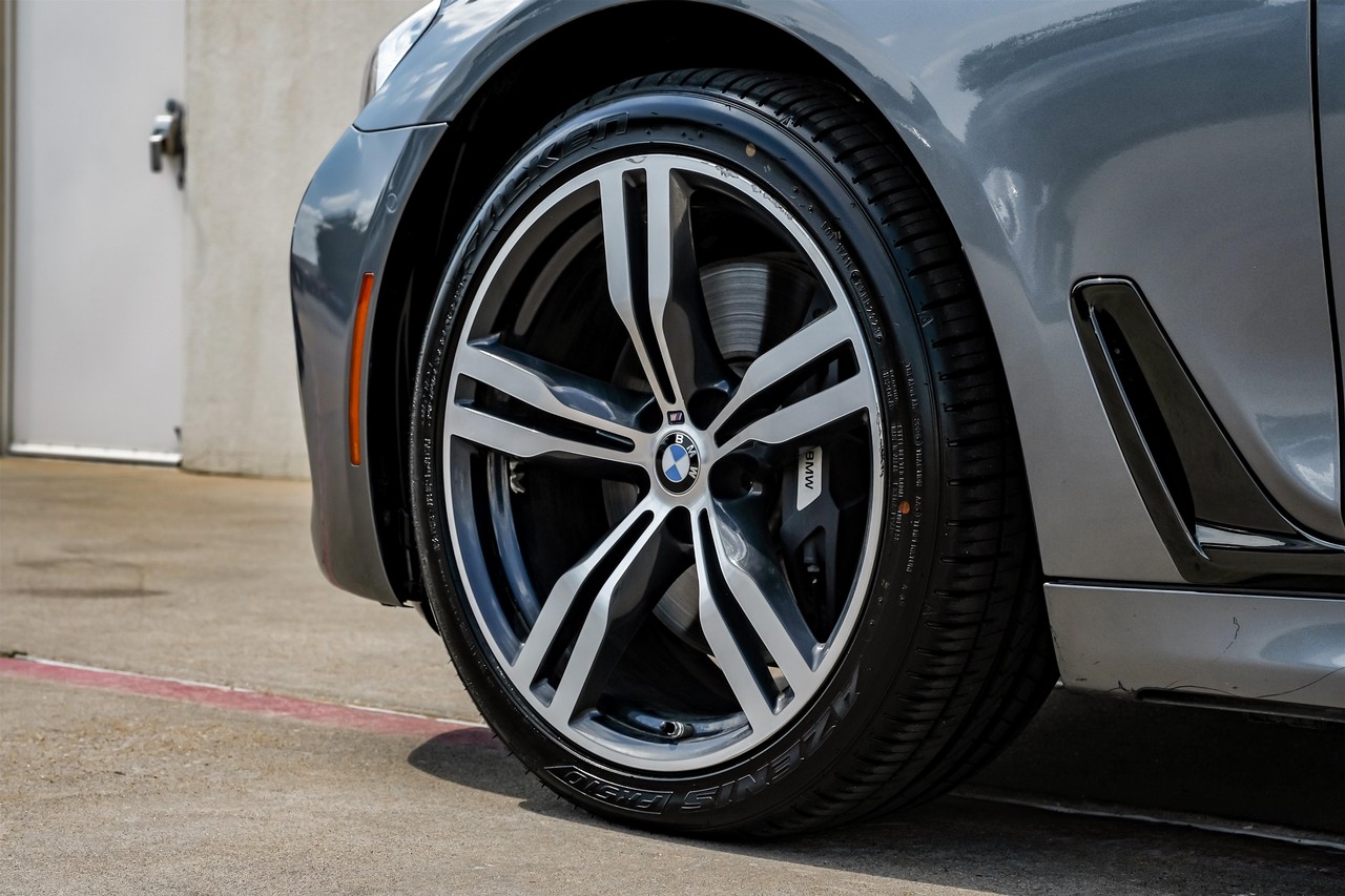 BMW 750i xDrive Vehicle Main Gallery Image 50