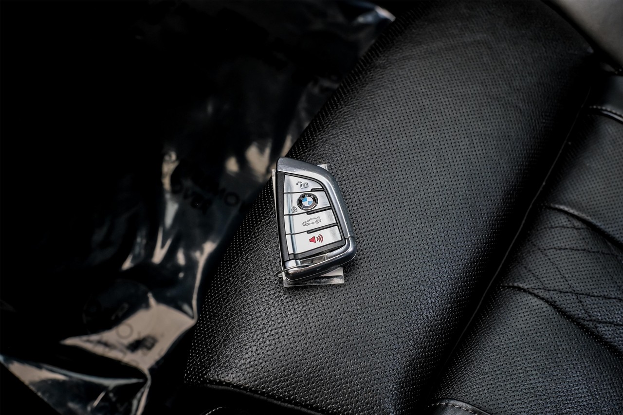 BMW 750i xDrive Vehicle Main Gallery Image 52