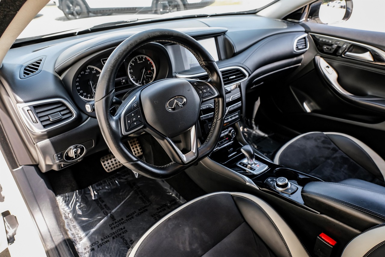 INFINITI QX30 Vehicle Main Gallery Image 03
