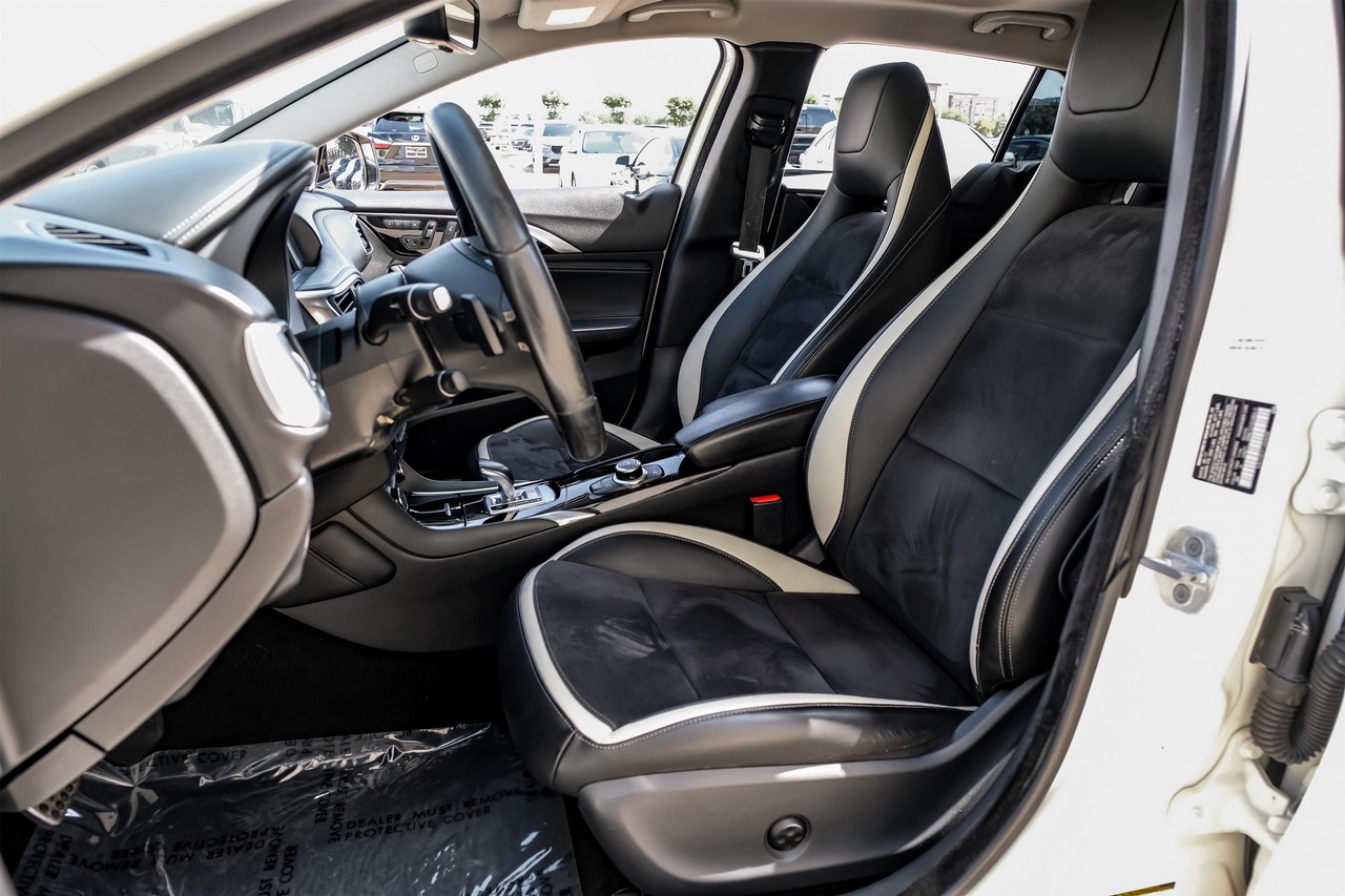 INFINITI QX30 Vehicle Main Gallery Image 04
