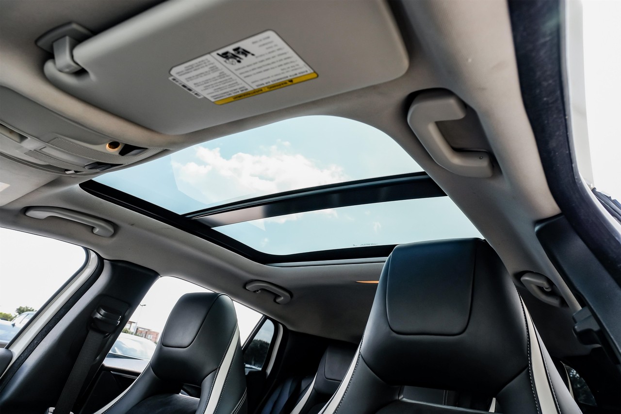 INFINITI QX30 Vehicle Main Gallery Image 05