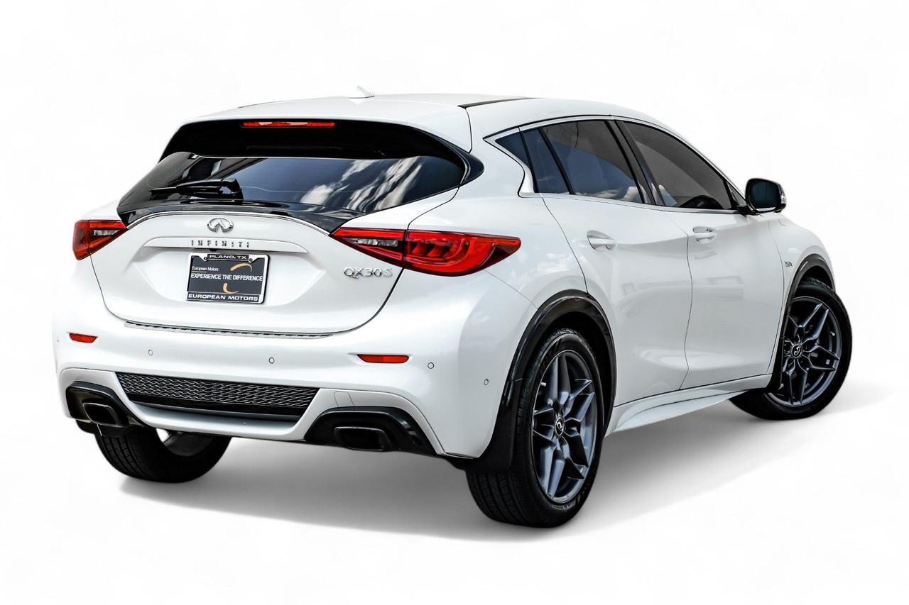 INFINITI QX30 Vehicle Main Gallery Image 11