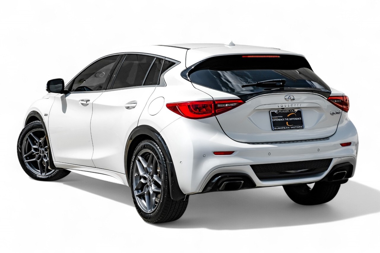 INFINITI QX30 Vehicle Main Gallery Image 12