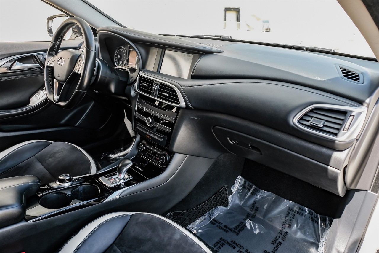 INFINITI QX30 Vehicle Main Gallery Image 16