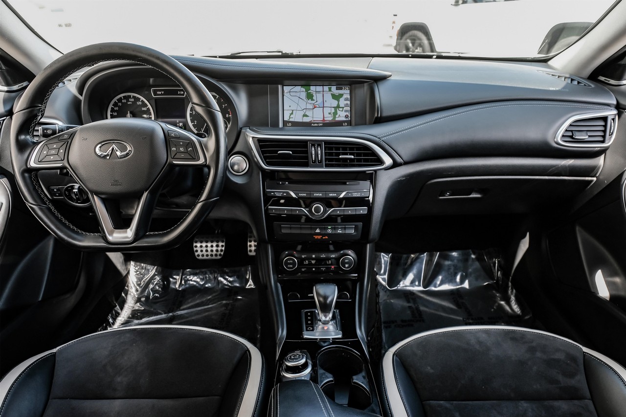 INFINITI QX30 Vehicle Main Gallery Image 17