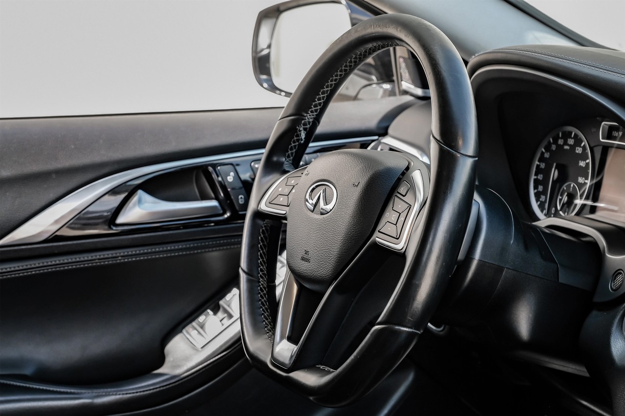 INFINITI QX30 Vehicle Main Gallery Image 18