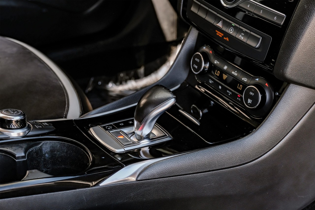 INFINITI QX30 Vehicle Main Gallery Image 27