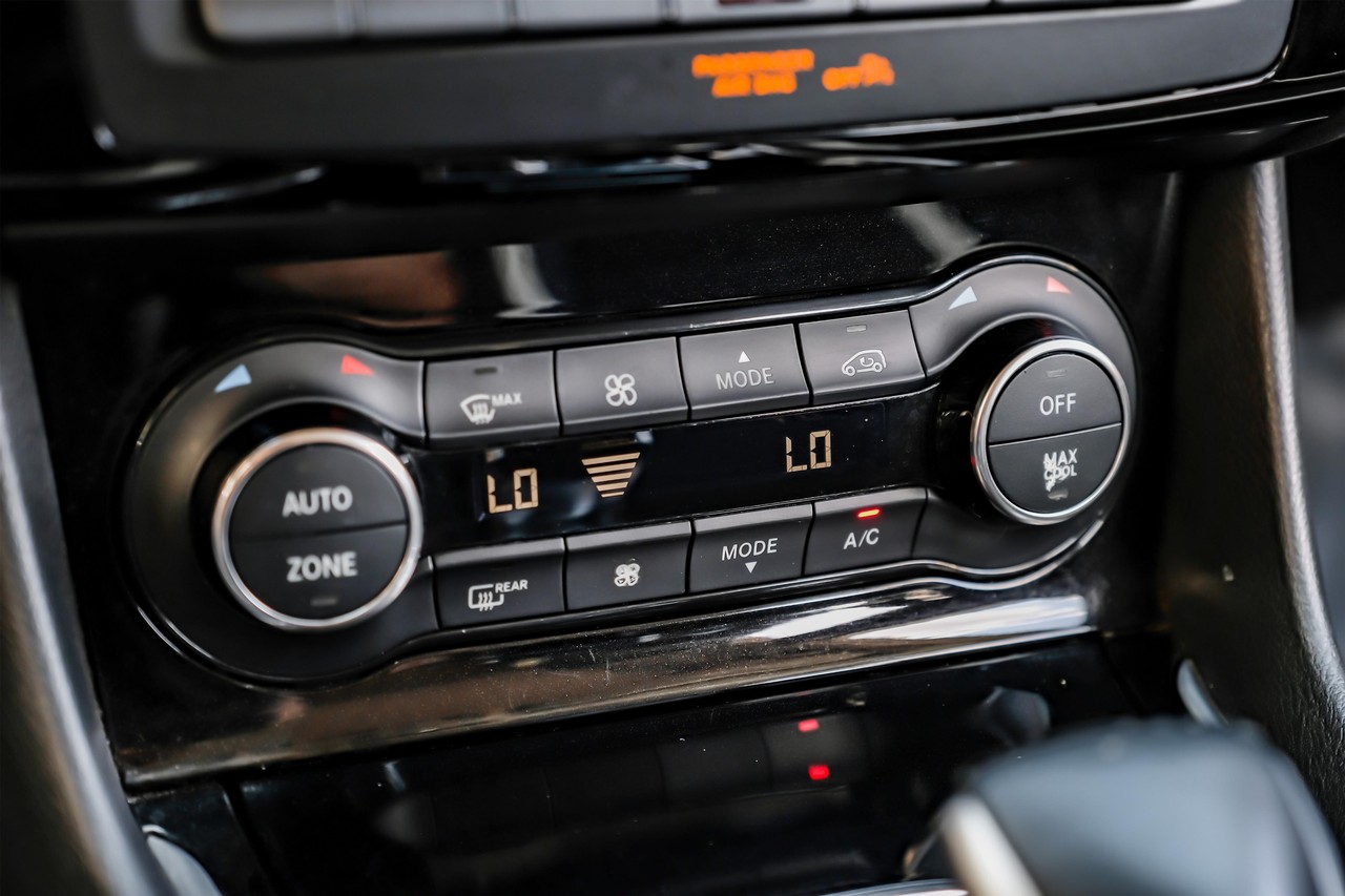 INFINITI QX30 Vehicle Main Gallery Image 30