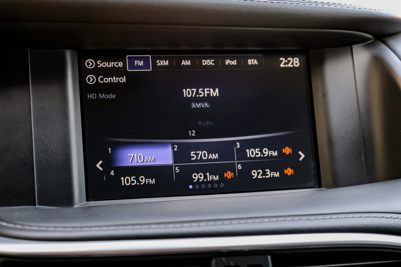 INFINITI QX30 Vehicle Main Gallery Image 32