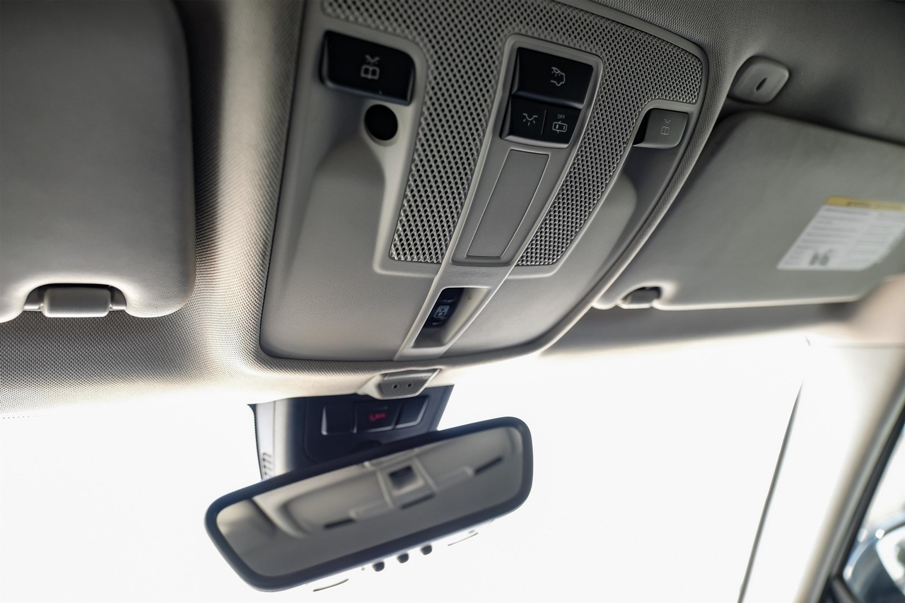 INFINITI QX30 Vehicle Main Gallery Image 35