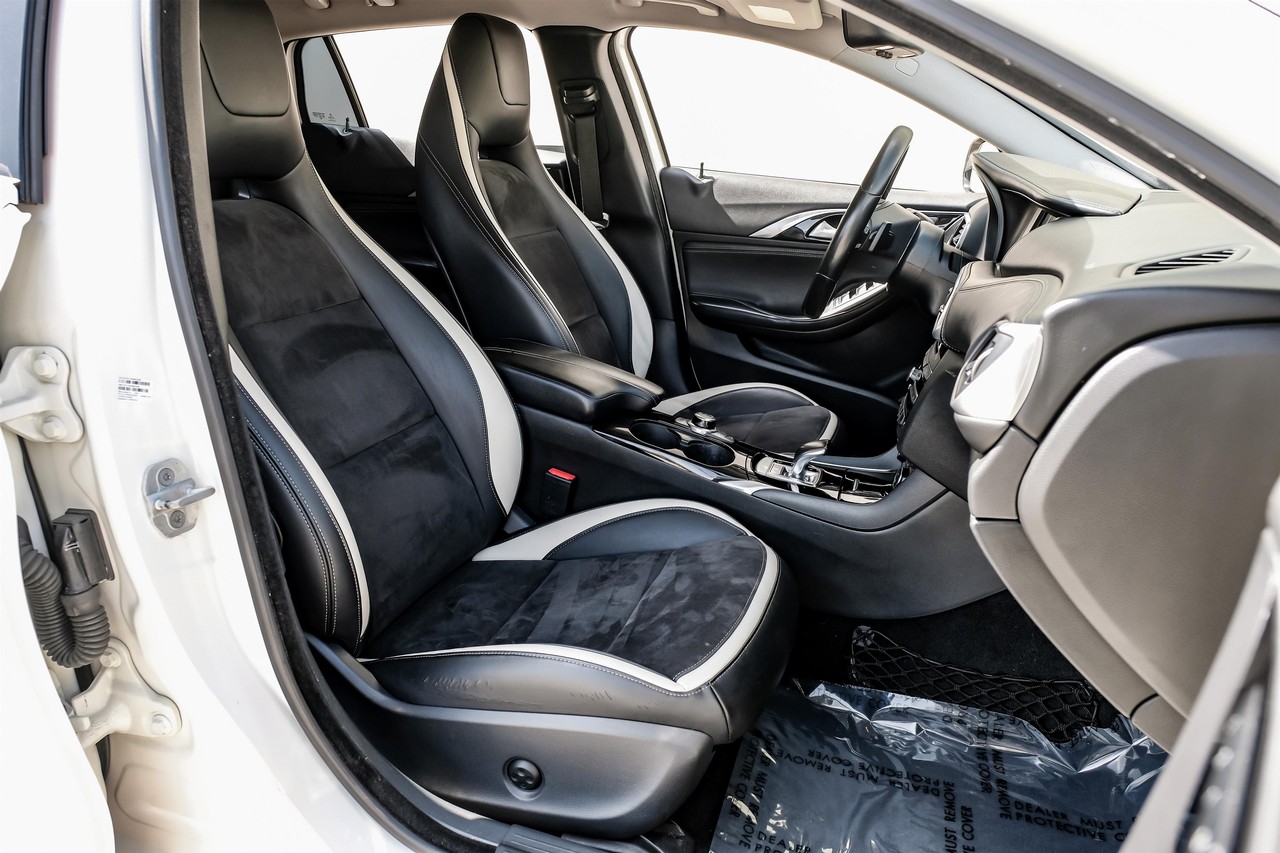 INFINITI QX30 Vehicle Main Gallery Image 36