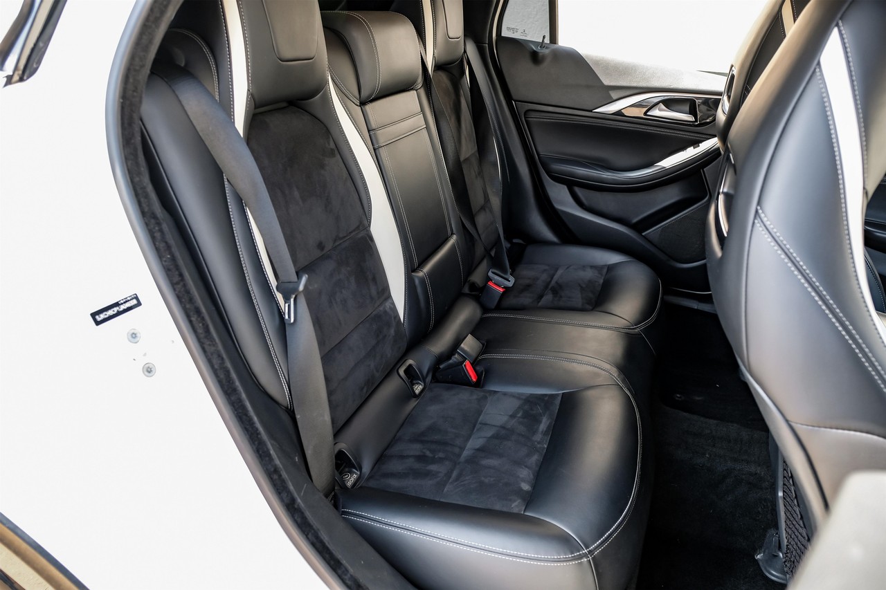 INFINITI QX30 Vehicle Main Gallery Image 37