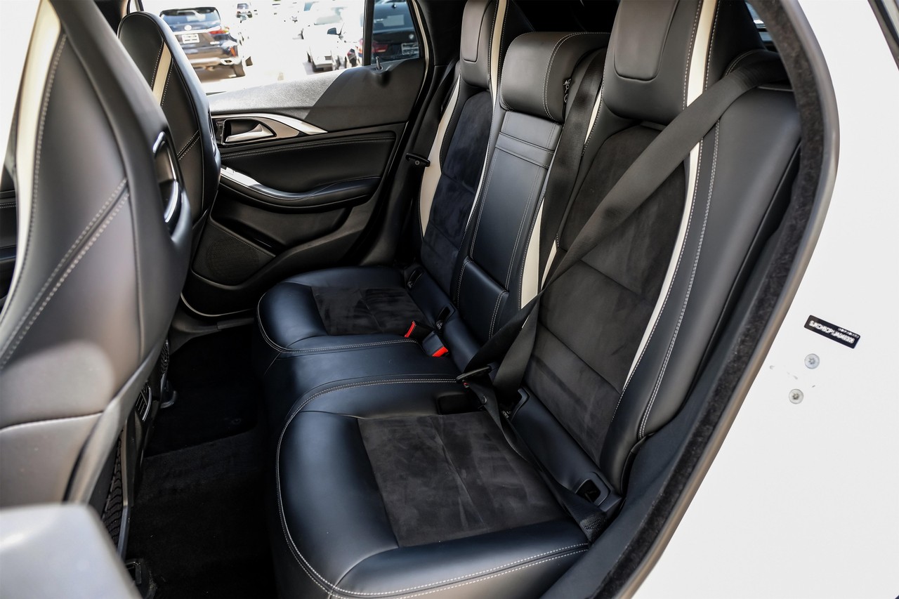 INFINITI QX30 Vehicle Main Gallery Image 40