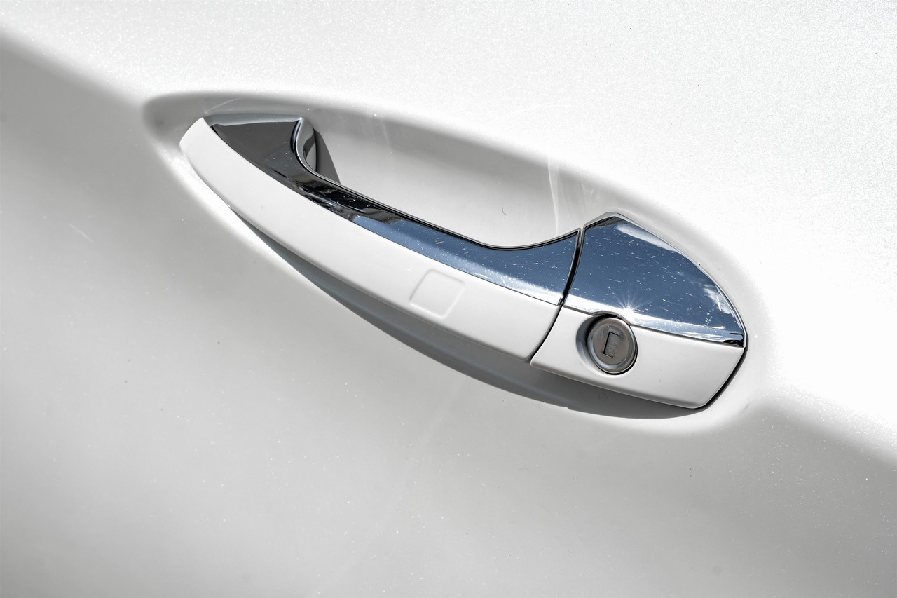 INFINITI QX30 Vehicle Main Gallery Image 42