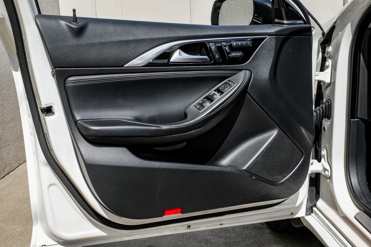 INFINITI QX30 Vehicle Main Gallery Image 43