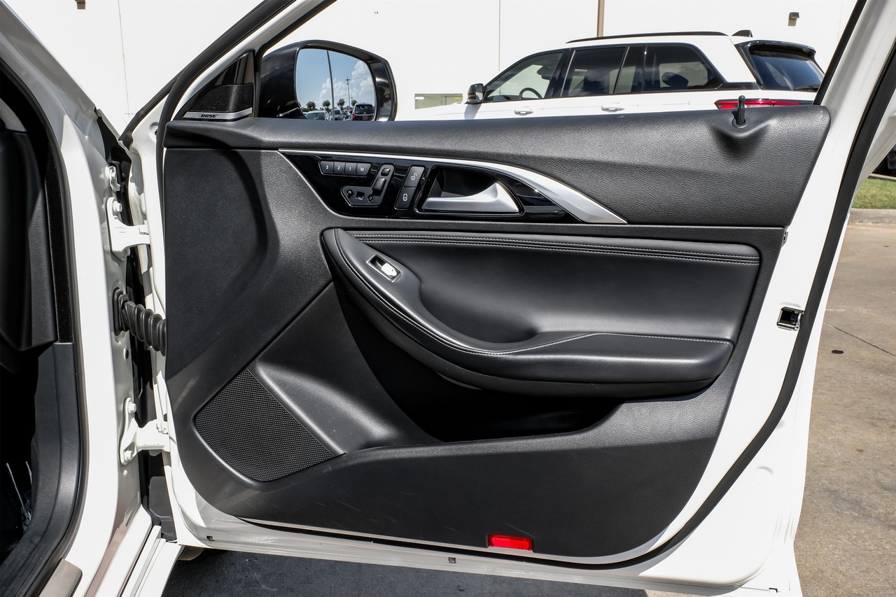 INFINITI QX30 Vehicle Main Gallery Image 45