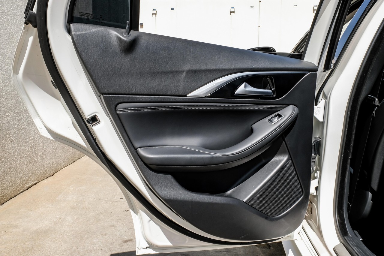 INFINITI QX30 Vehicle Main Gallery Image 46