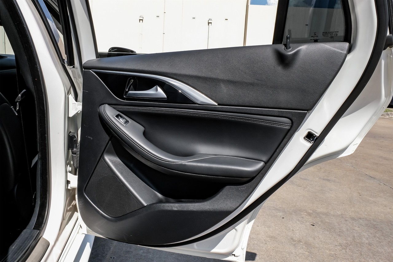 INFINITI QX30 Vehicle Main Gallery Image 47