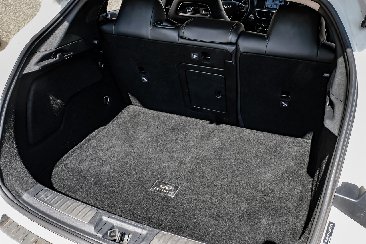 INFINITI QX30 Vehicle Main Gallery Image 49
