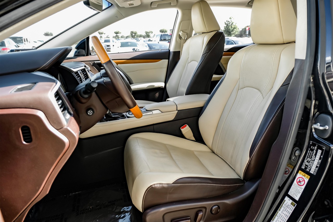 Lexus RX 350 Vehicle Main Gallery Image 04