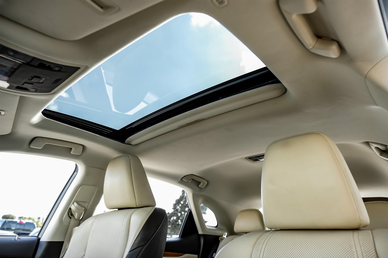 Lexus RX 350 Vehicle Main Gallery Image 05