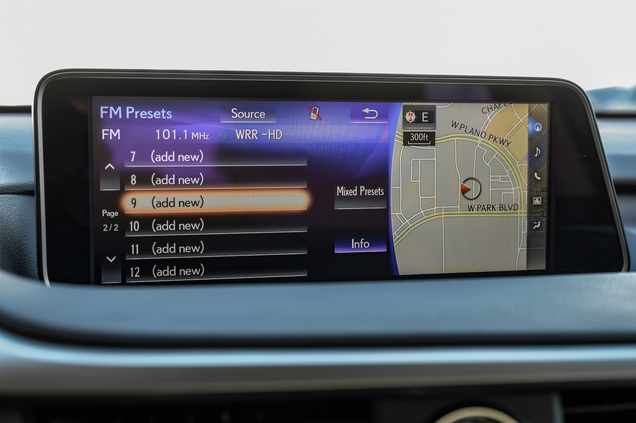 Lexus RX 350 Vehicle Main Gallery Image 34