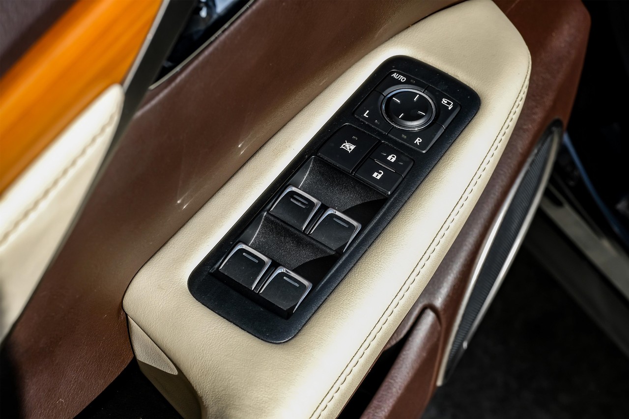 Lexus RX 350 Vehicle Main Gallery Image 45