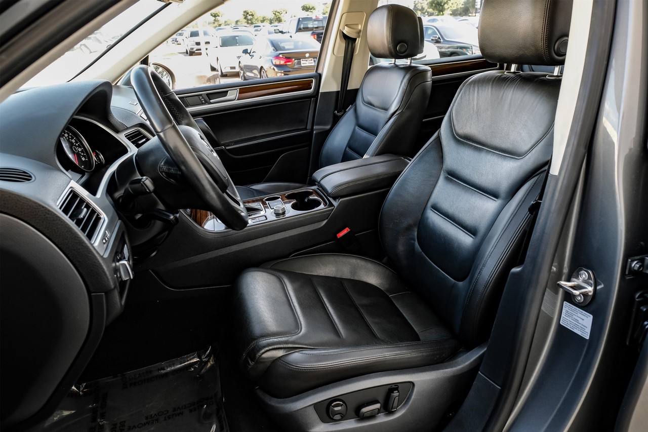 Volkswagen Touareg Vehicle Main Gallery Image 04