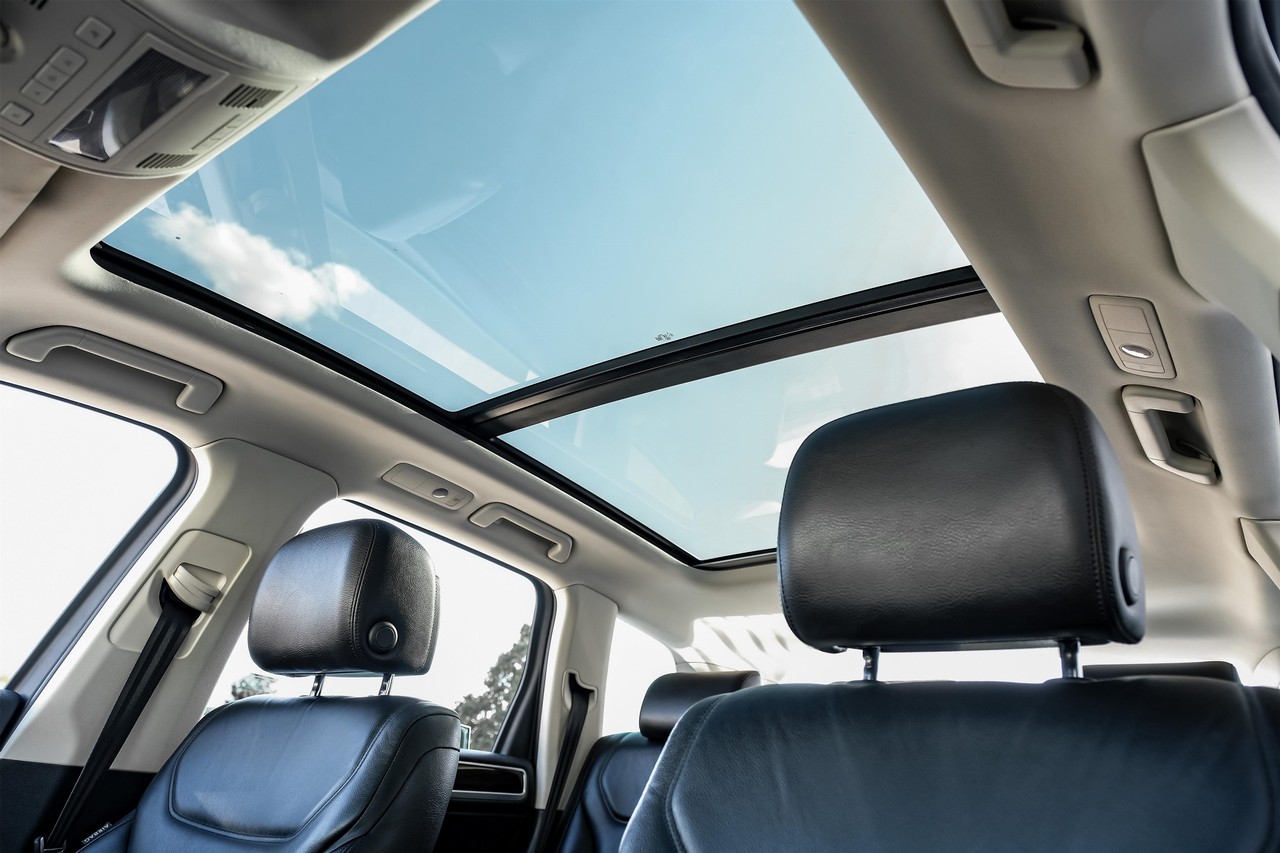 Volkswagen Touareg Vehicle Main Gallery Image 05