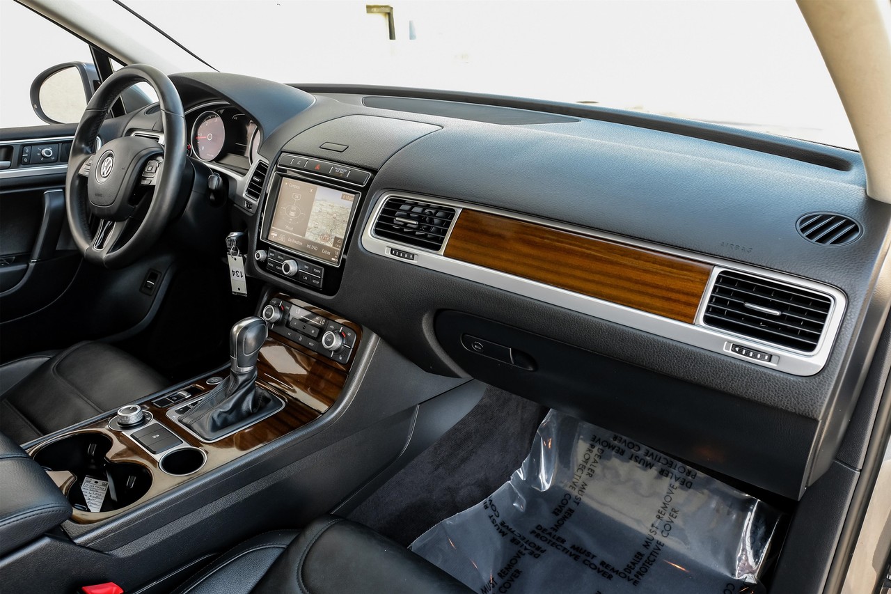 Volkswagen Touareg Vehicle Main Gallery Image 16