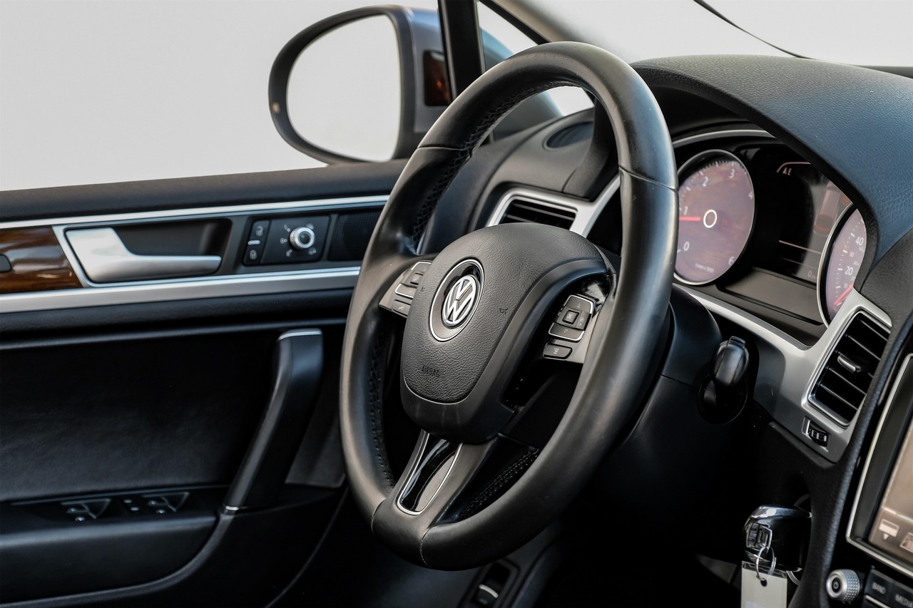 Volkswagen Touareg Vehicle Main Gallery Image 18