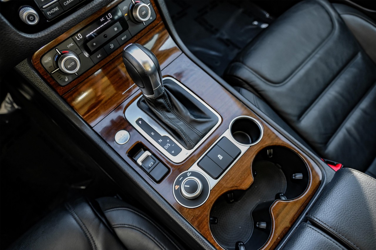 Volkswagen Touareg Vehicle Main Gallery Image 28
