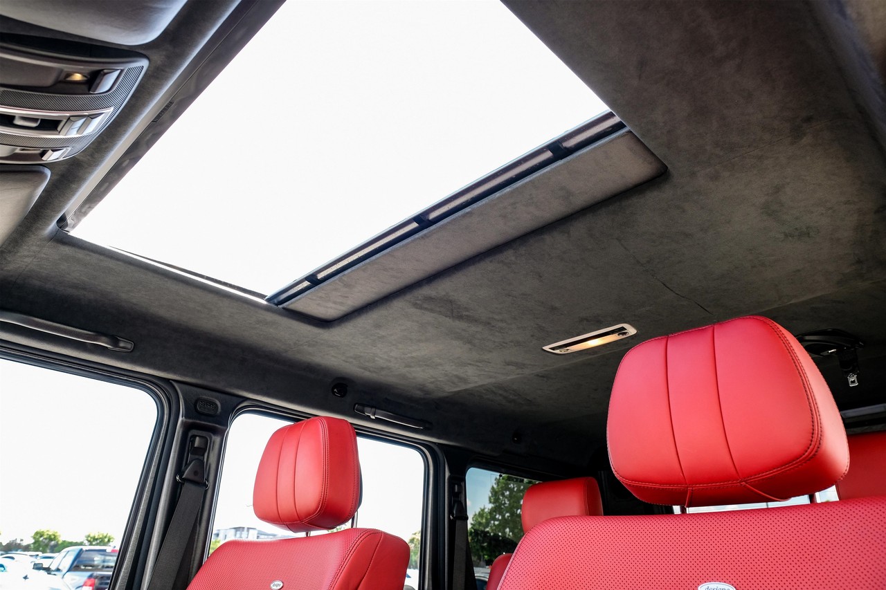 Mercedes-Benz G-Class Vehicle Main Gallery Image 05