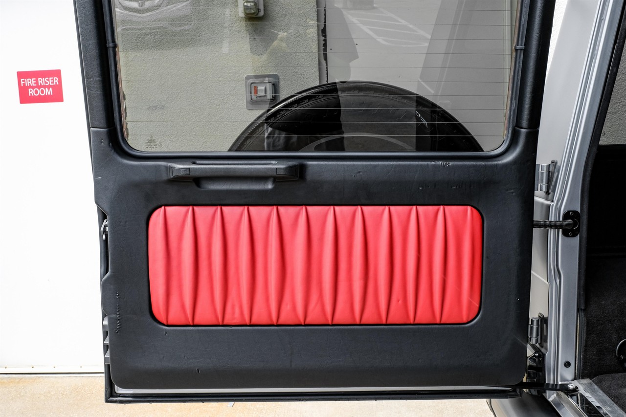 Mercedes-Benz G-Class Vehicle Main Gallery Image 48