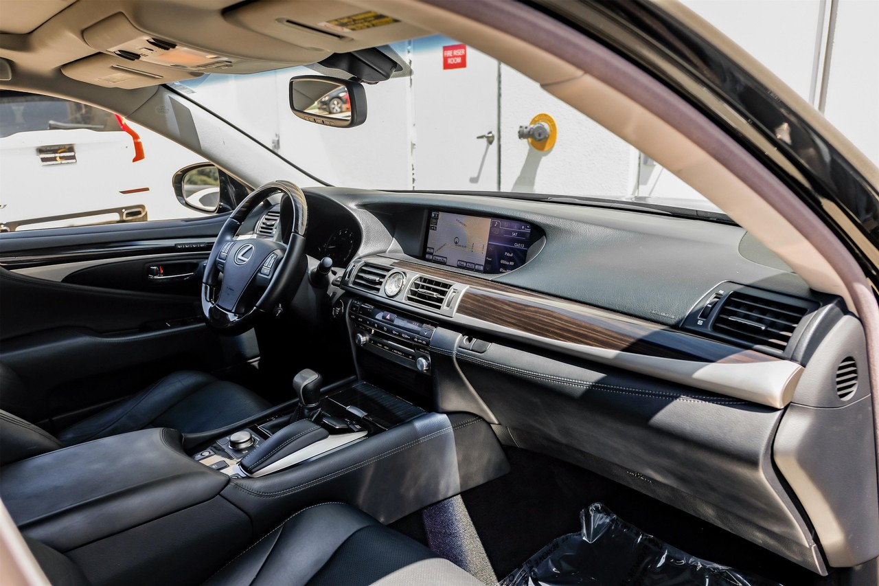 Lexus LS 460 Vehicle Main Gallery Image 15