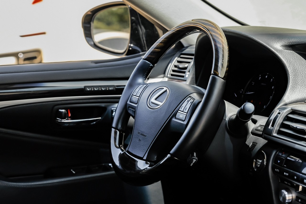 Lexus LS 460 Vehicle Main Gallery Image 17