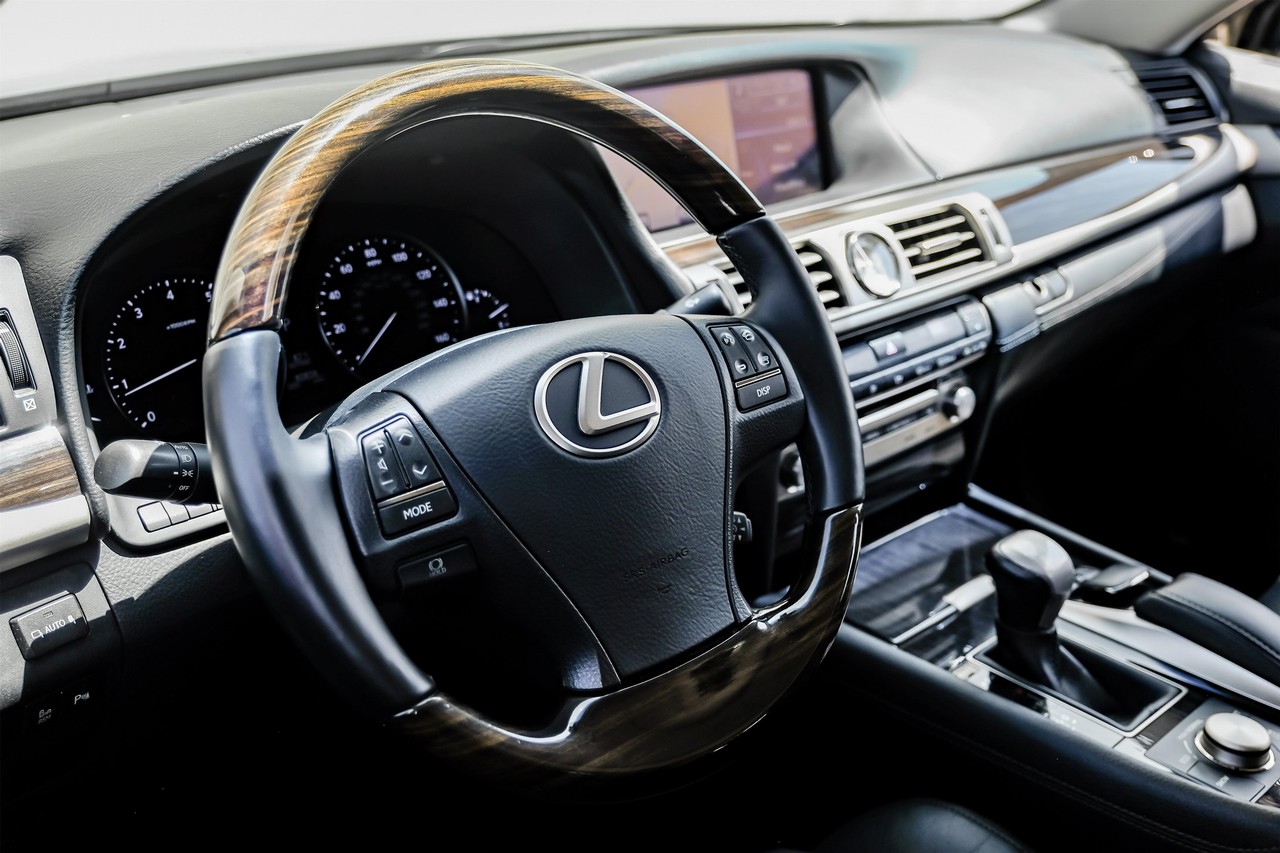 Lexus LS 460 Vehicle Main Gallery Image 18