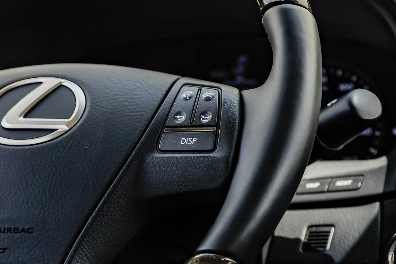 Lexus LS 460 Vehicle Main Gallery Image 21