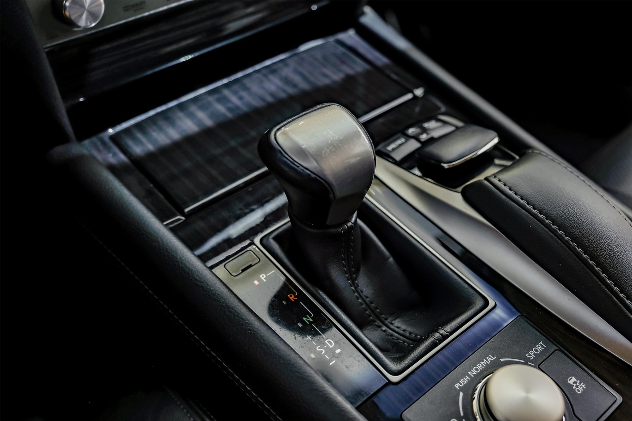 Lexus LS 460 Vehicle Main Gallery Image 26