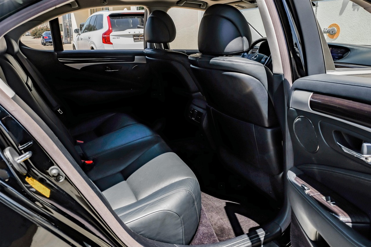 Lexus LS 460 Vehicle Main Gallery Image 32