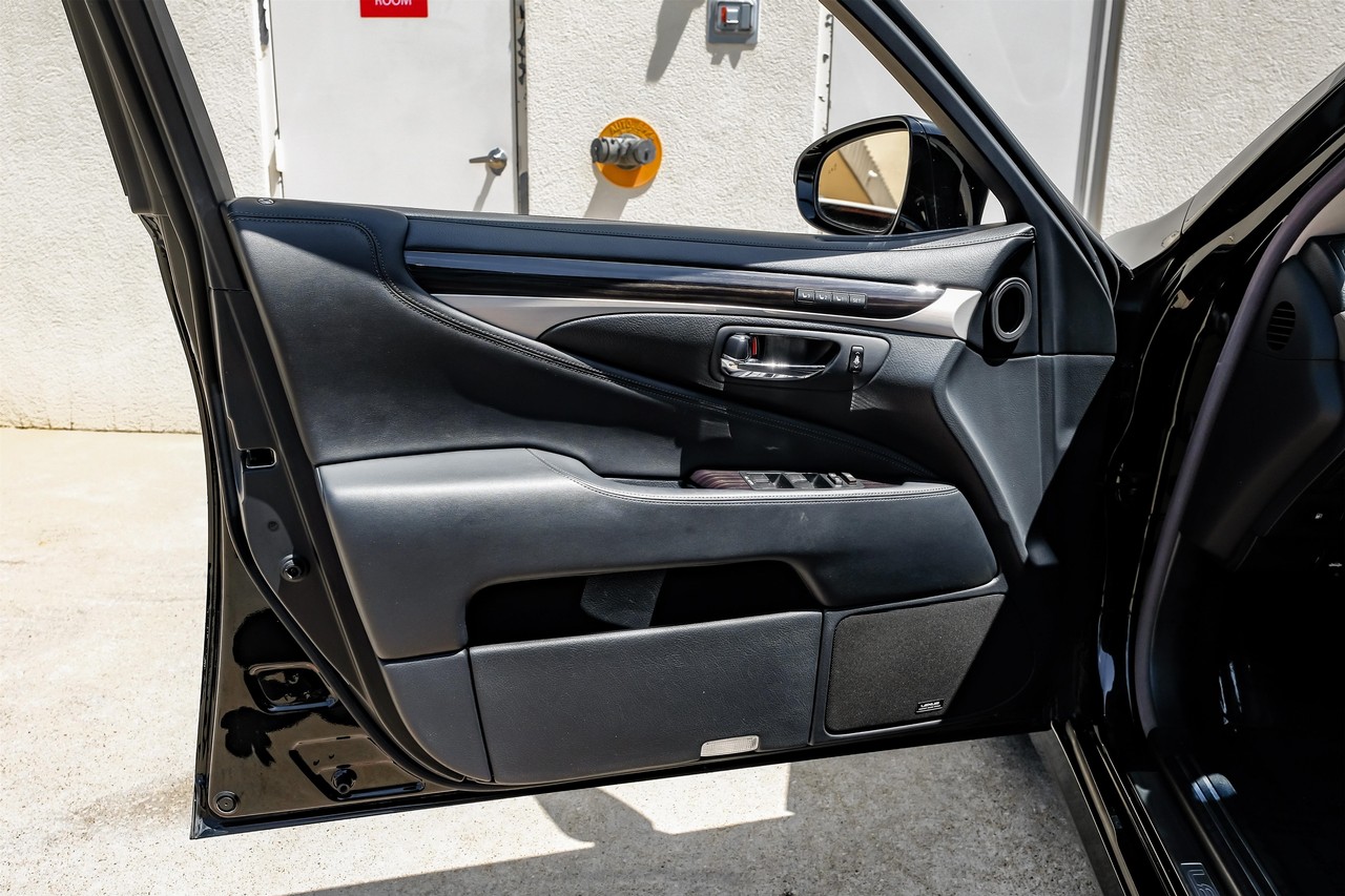 Lexus LS 460 Vehicle Main Gallery Image 36
