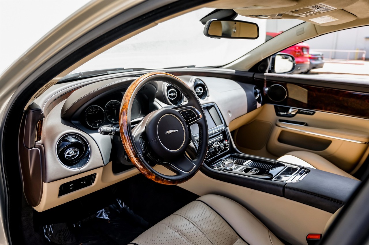 Jaguar XJ Vehicle Main Gallery Image 03