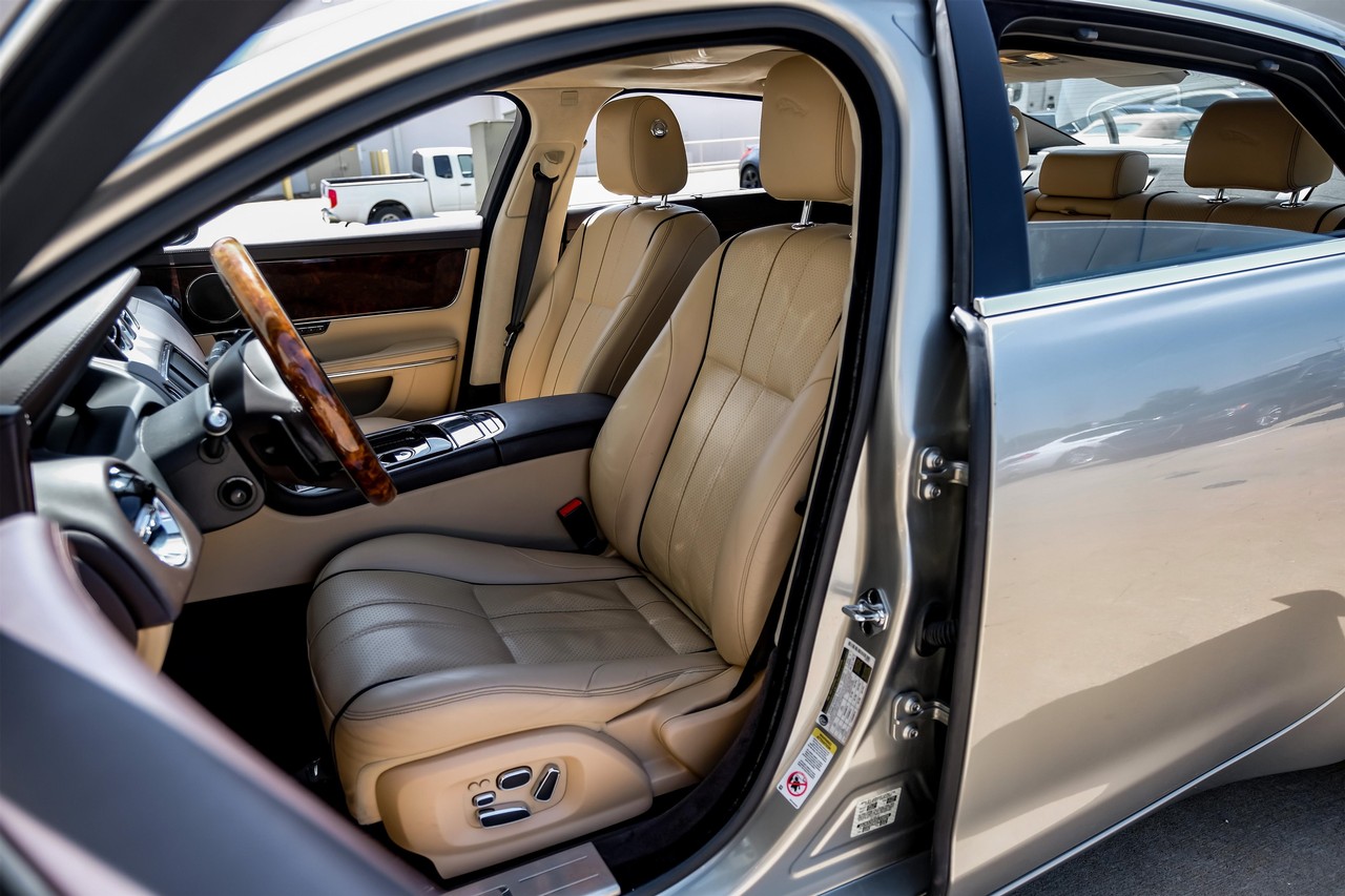 Jaguar XJ Vehicle Main Gallery Image 04