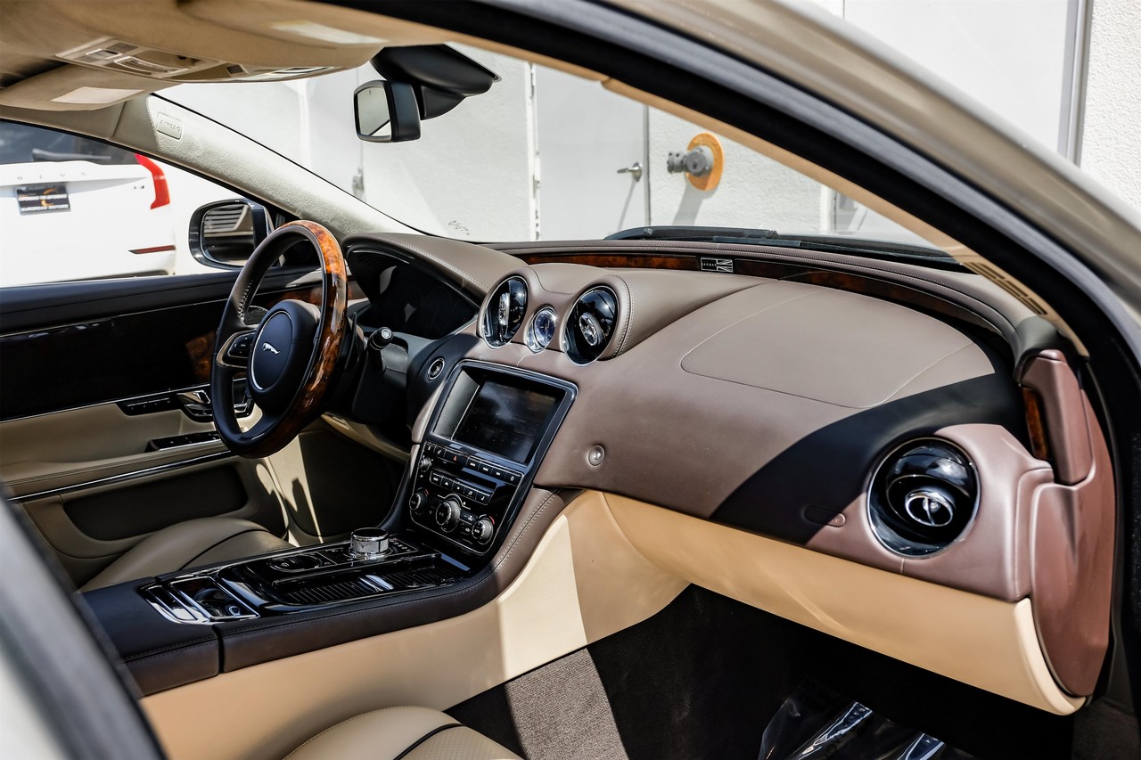 Jaguar XJ Vehicle Main Gallery Image 15
